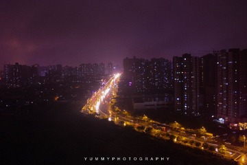 在西安的第一个晚上，正好赶上大雨，乌云密布的窗外，明亮的路蜿蜒到远方