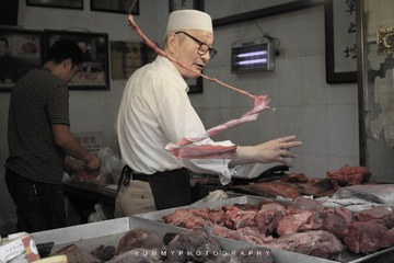 牛羊肉店的老板，是个花甲之年的老爷爷