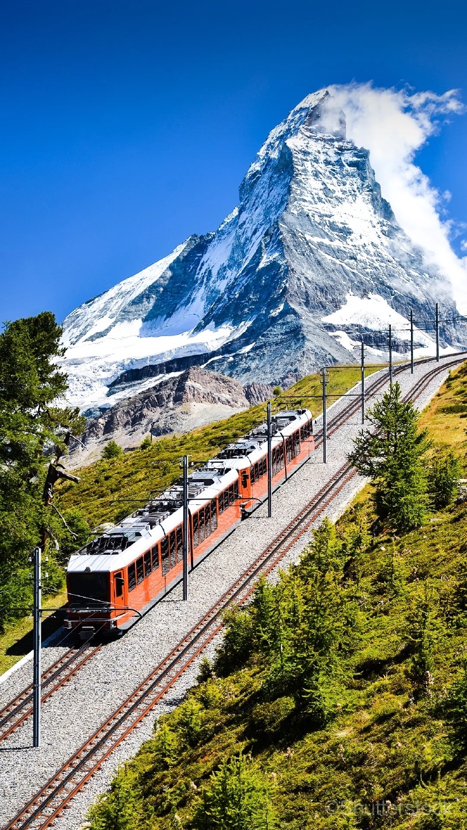 很喜欢行驶在山间旷野的火车