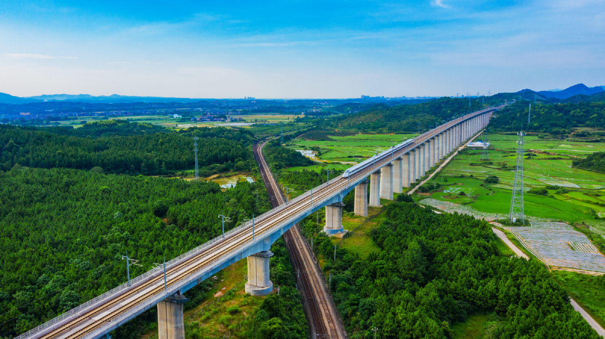 江西峡江高铁穿越田野最美风光