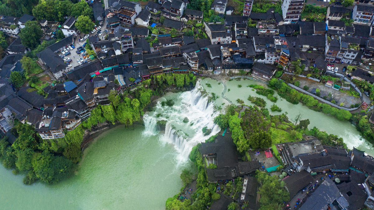 湖南芙蓉镇被称为挂在瀑布上的千年古镇