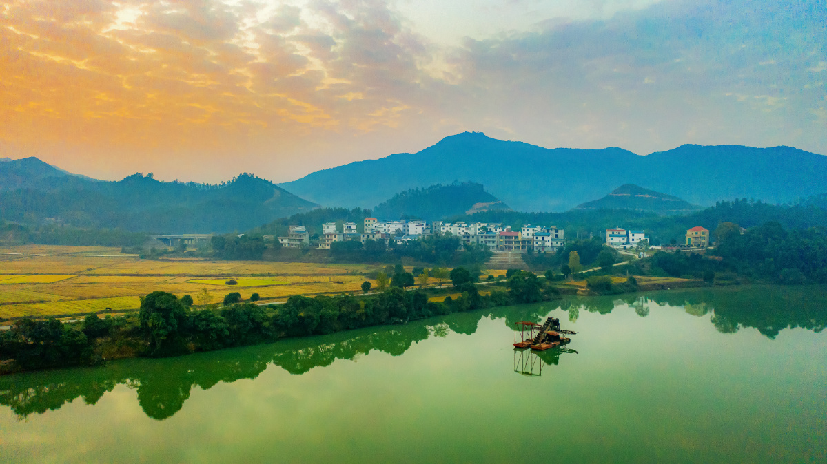 江西吉水恩江河畔朝霞映红满江水