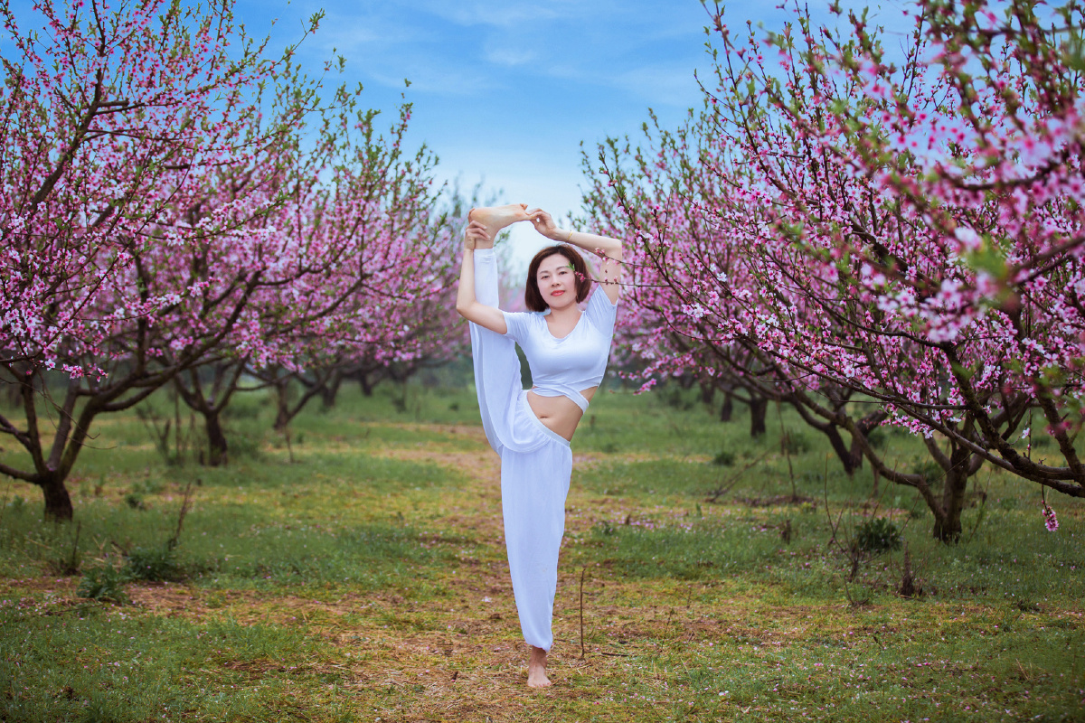 桃花园里秀瑜珈 享受春日时光