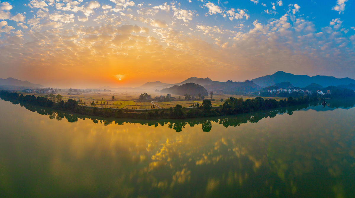 江西吉水恩江河畔朝霞映红满江水