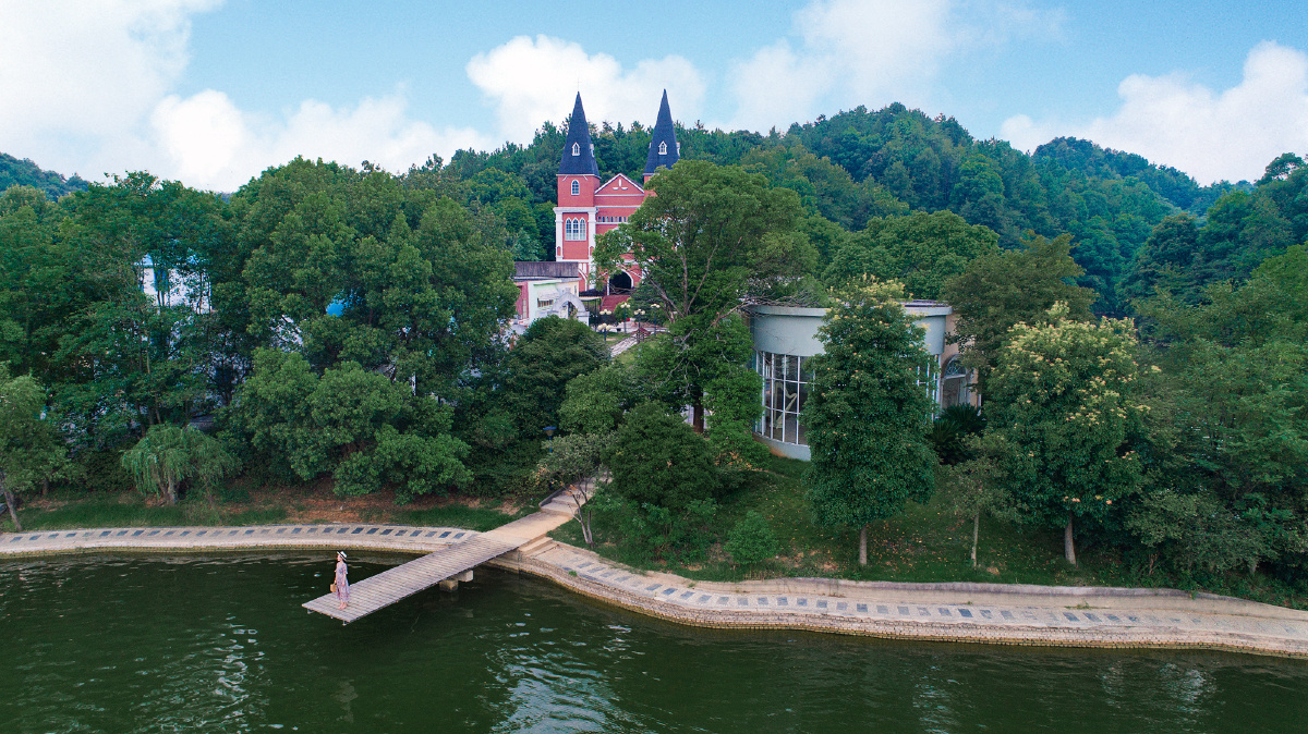 仙女湖有着"东方伊甸园"的美誉,这里最吸引人的岛屿是爱情岛.