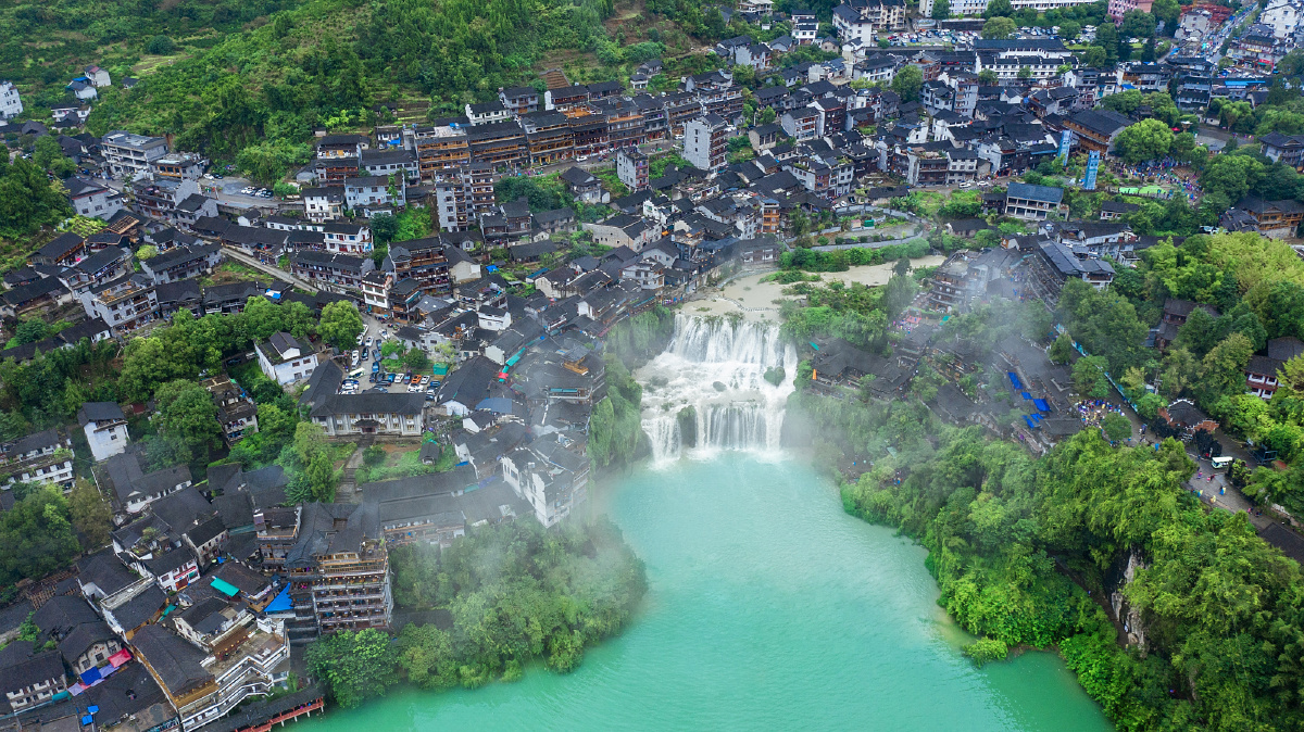 湖南芙蓉镇被称为挂在瀑布上的千年古镇