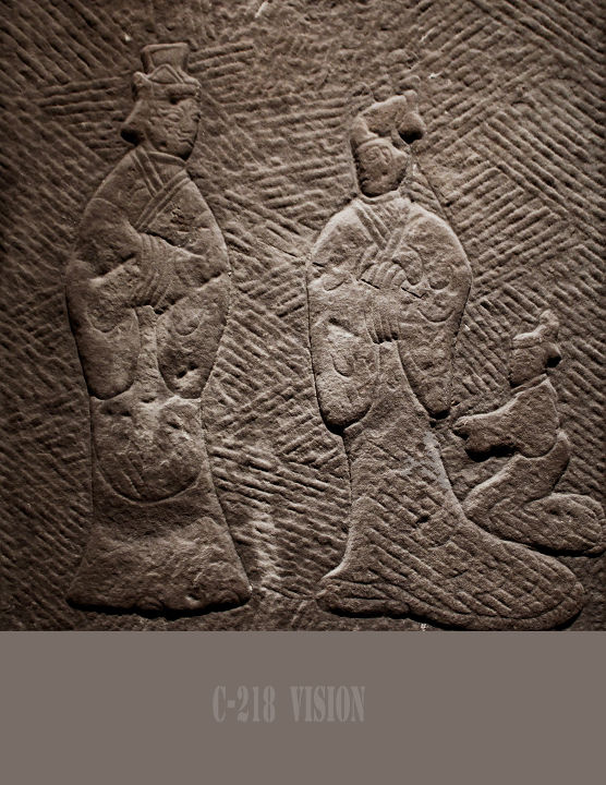 汉墓-石碑-王孝渊<br />
王孝渊碑，即永建三年碑，刻于东汉永建三年，距死者去世已20年。<br /><br />
正面上图下文，图刻朱雀与一对男女，后有一小女子跽坐；背面刻有伏羲女娲及神异动物若干；两侧分别为龙、虎。<br /><br />
碑文共十三行，书隶书，腐蚀严重，其大意为：<br /><br />
永初二年七月四日丁巳，故县功曹郡掾□□孝渊卒。呜呼！□孝之先，元□关东，□秦□益，功烁纵横。汗徙豪桀，迁□□梁，建宅处业，汶山之阳。崇誉□□，□与比功，故刊石纪，□愿所行。其辞曰：惟王孝渊，严重毅□，□怀慷慨，……，爰示后世，台台勿忘，子子孙孙，秉承久长。永建三年六月始旬丁未，造此石碑，羊吉万岁。子孙自责，工人张伯严□。