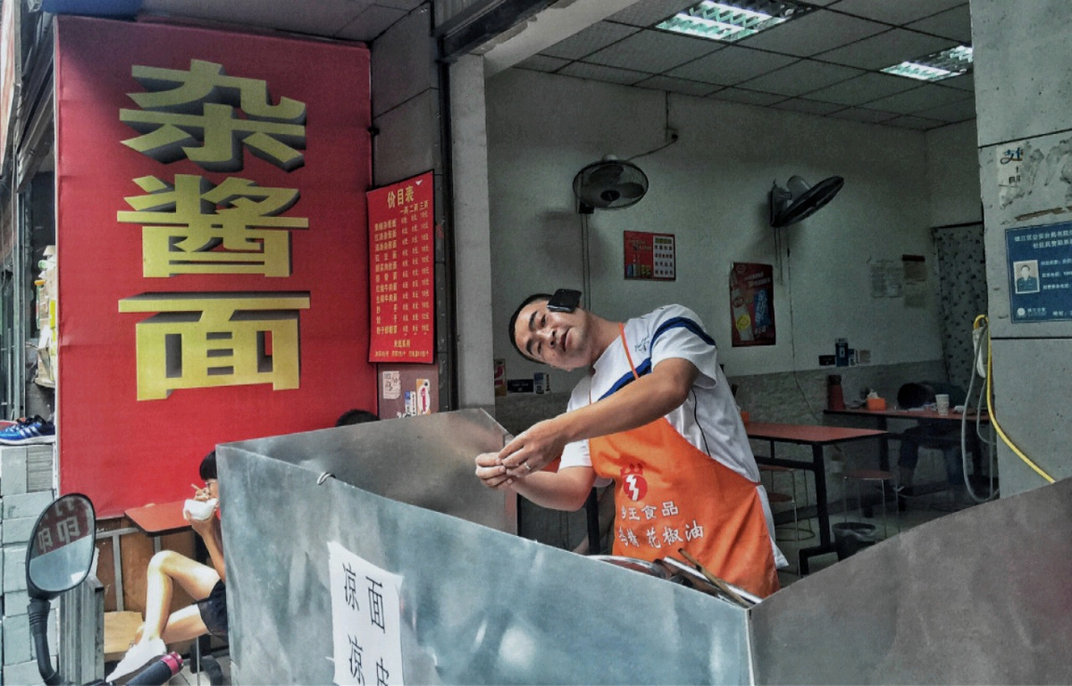 人手紧，老板就是厨师。人手紧，接电话也不能停下操作。人手紧，身后没一个助手。