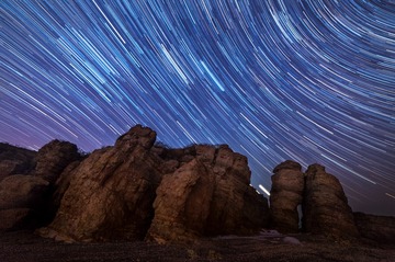 星空下浪漫的接吻石