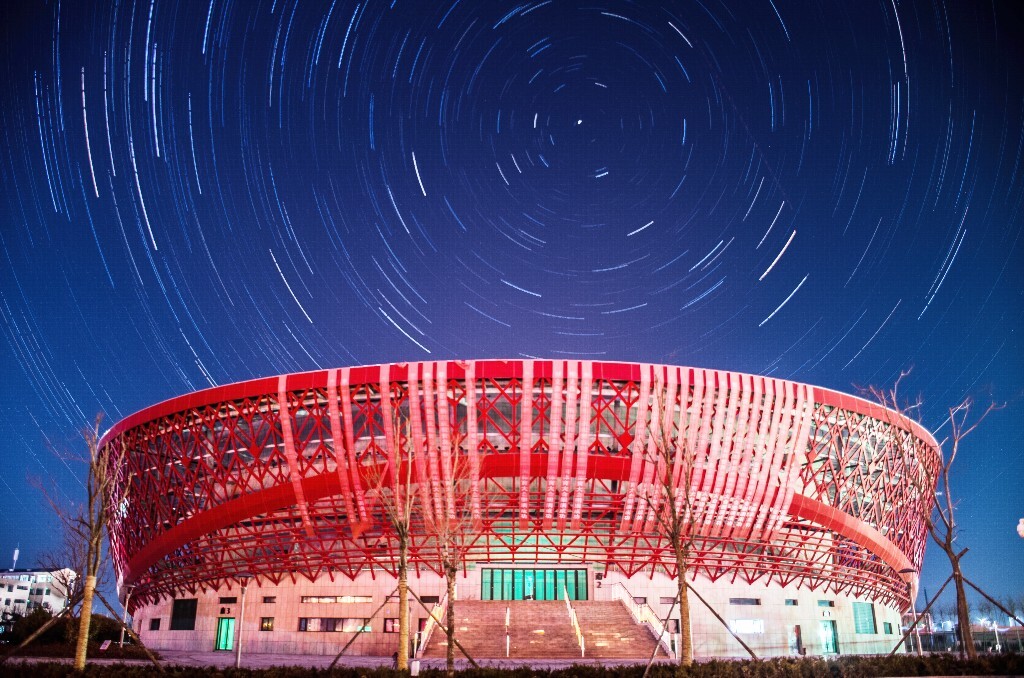 世界休闲体育大会会场，星轨拍摄！可惜的是比较接近城市，光污染太多！