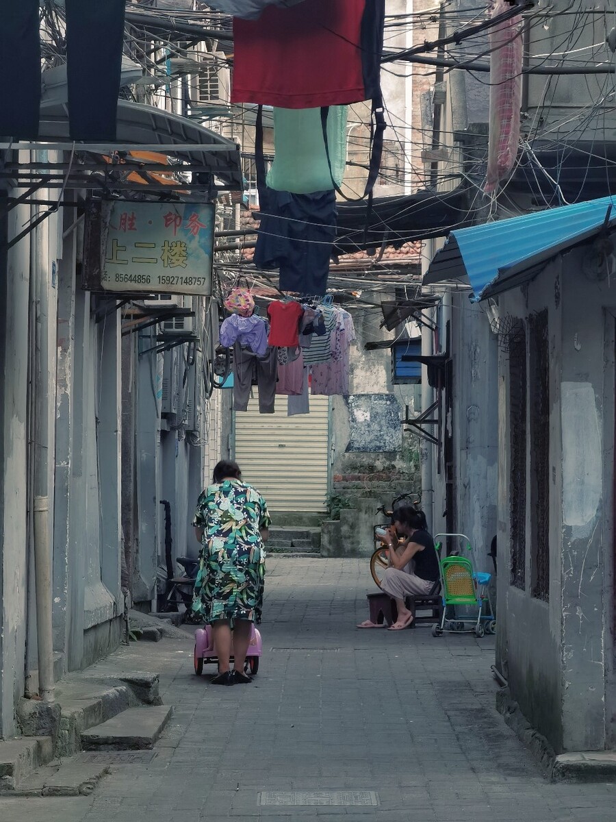 惠州惠城小巷女图片