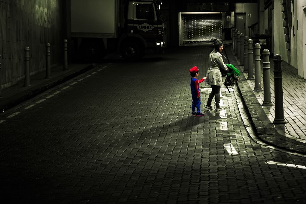 “我的蘑菇呢？” Sony a7 | FE 55mm f1.8 | f2.5  1/160  ISO 1600
