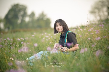 花丛中的弹琴少女
