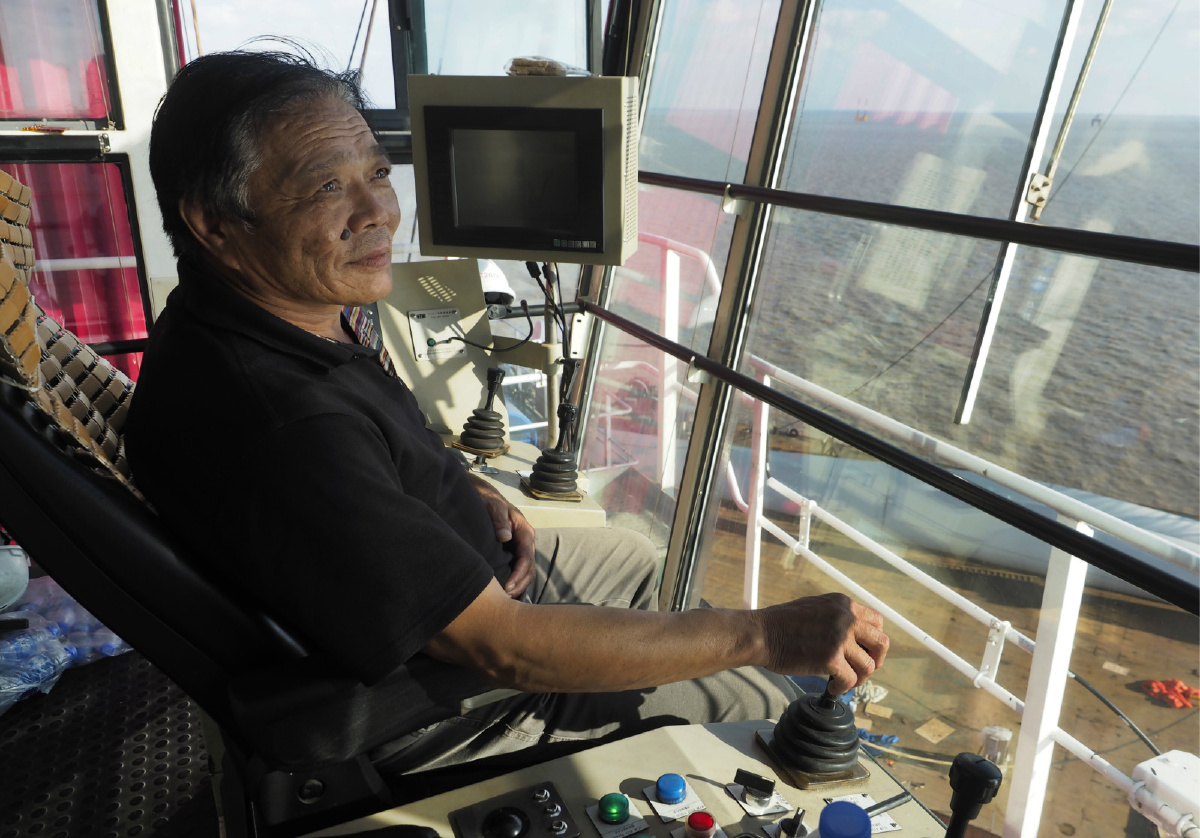 吊车司机陈宝强有着三十年经验的老把式,200吨的风机组件在他的操控下