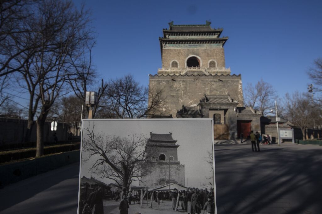 老照片是鼓楼脚下的市场，拍摄于1928-1930年左右。以前都是禁止活动的。但是清朝最后一个皇帝退位后，市场立刻充斥京城。鼓楼和钟楼之间的广场就成了一个非常有名的市场。如今这里也很是热闹。
