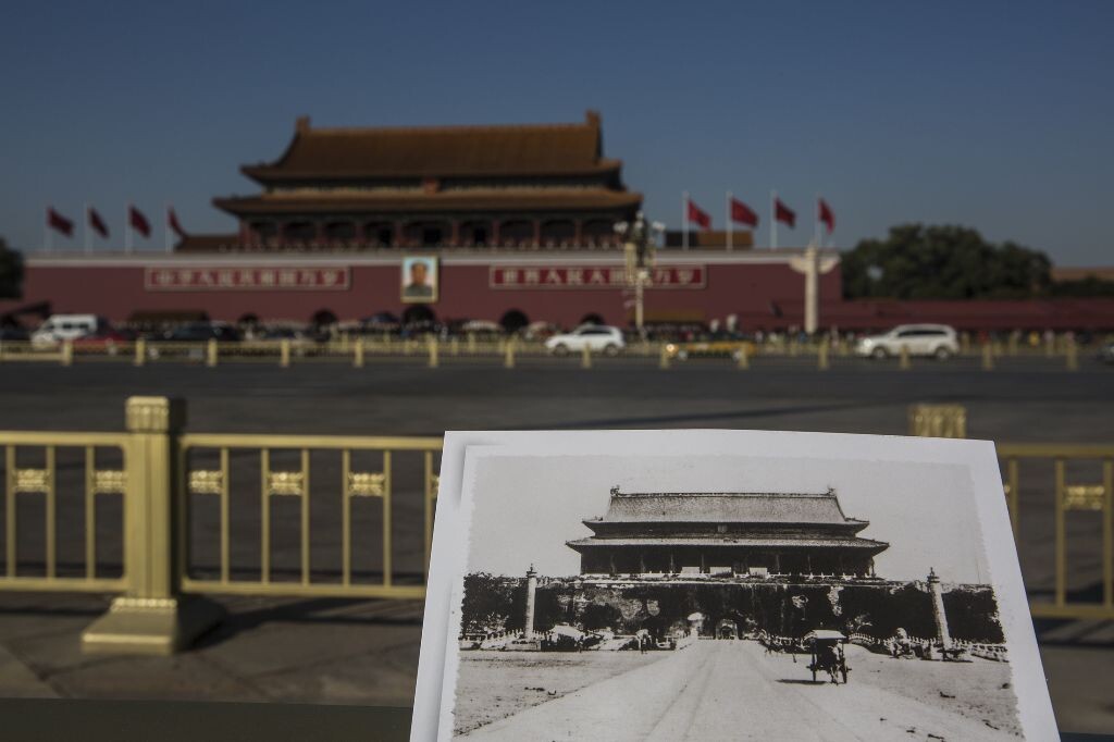 天安门，  中国的象征，北京的中心。始建于明朝永乐十五年，最初名叫“承天门”，寓“承天启运、受命于天”之意，是紫禁城的正门。