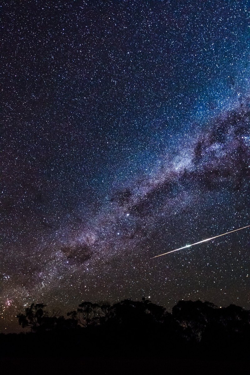 幸运的抓拍到巨大的火流星划空而过，在惊叹这奇异的天文现象的同时，也感受到了在宇宙中自己的渺小。闭上双眼，祈祷这世界充满和平与爱。摄影，让我们对自然充满敬畏。