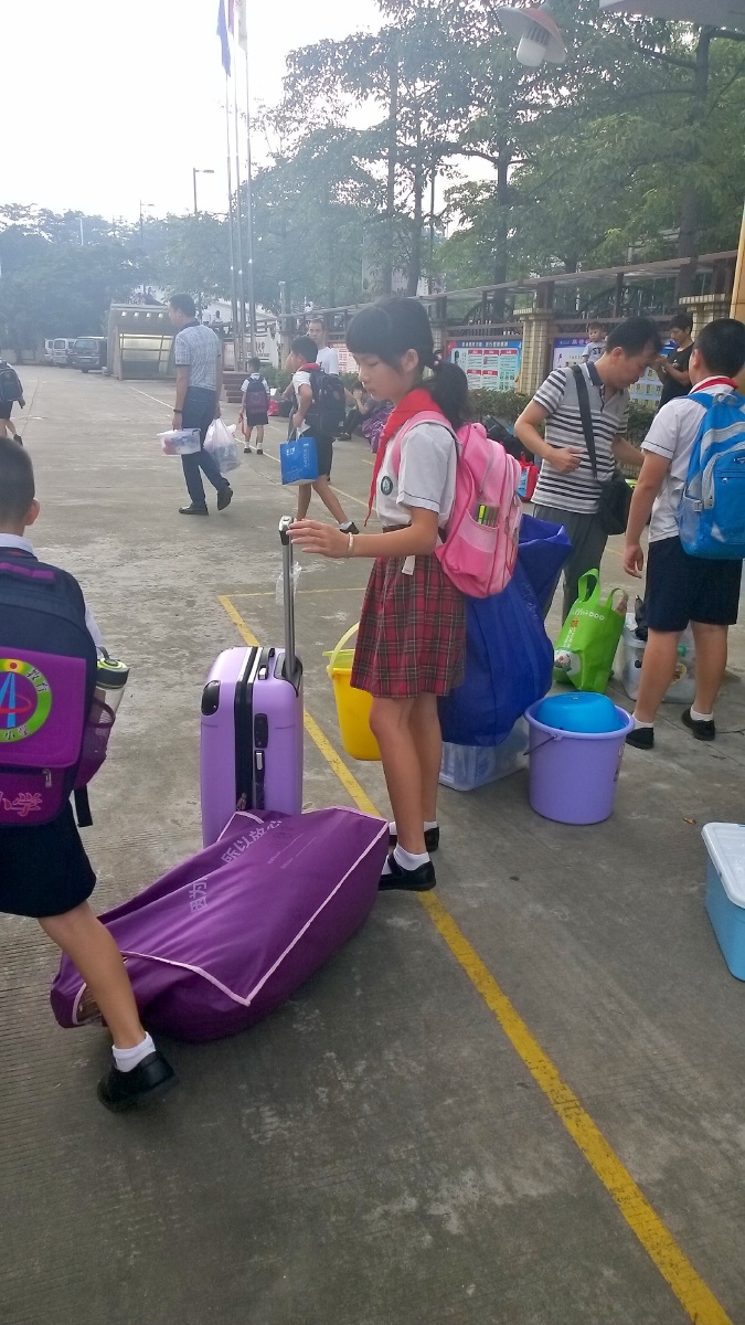 小女孩要上学了