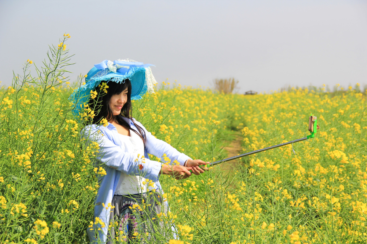 行拍油菜花女孩
