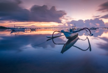 晨光中的渔船