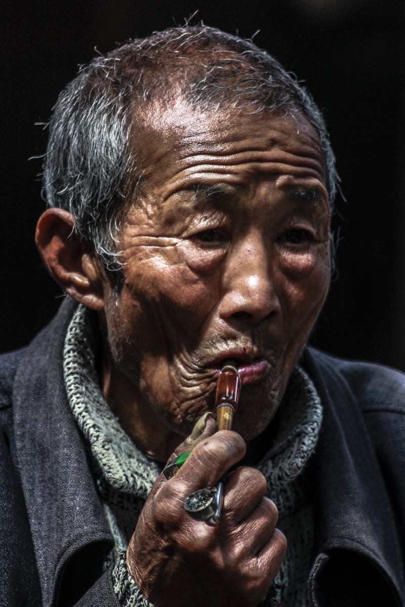 茶馆的老人特写