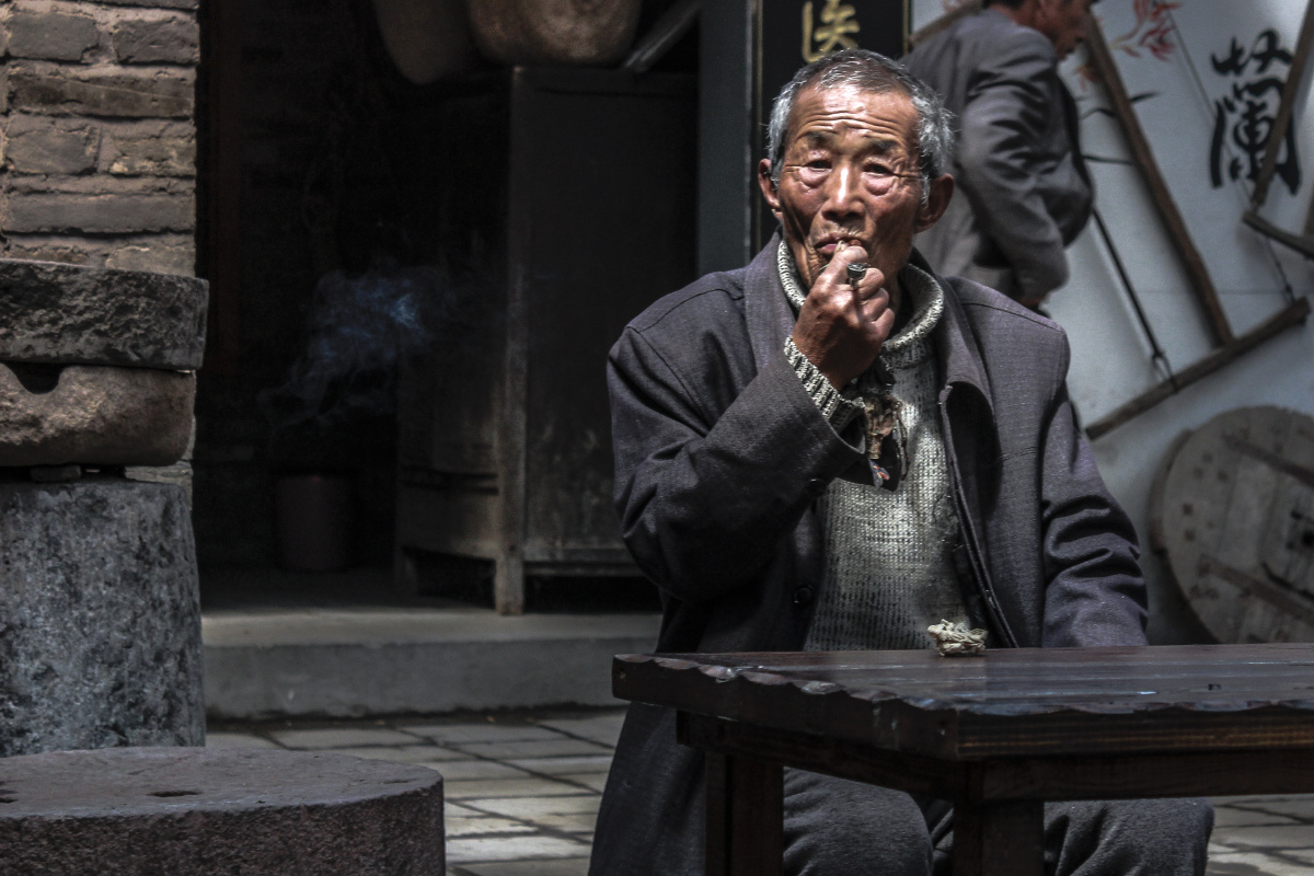 茶馆的老人特写