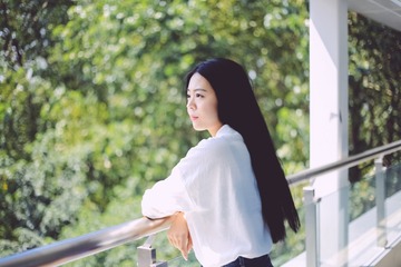 旋焦拍摄的地铁站人像－－镜头 50 f1.8