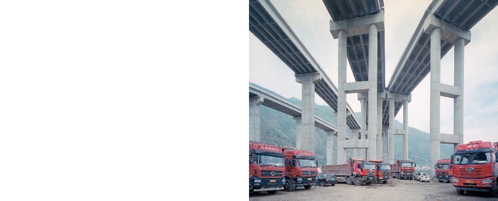 82，《洄路》：高架下的红色货车  2022年8月，国道108雅安市汉源县