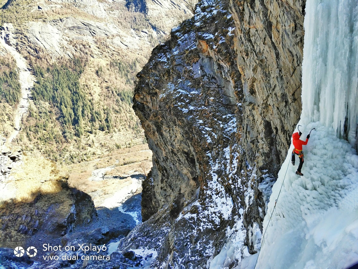 四川攀冰双桥沟:雪崩口线路w14 高度50米,海拔3850米.
