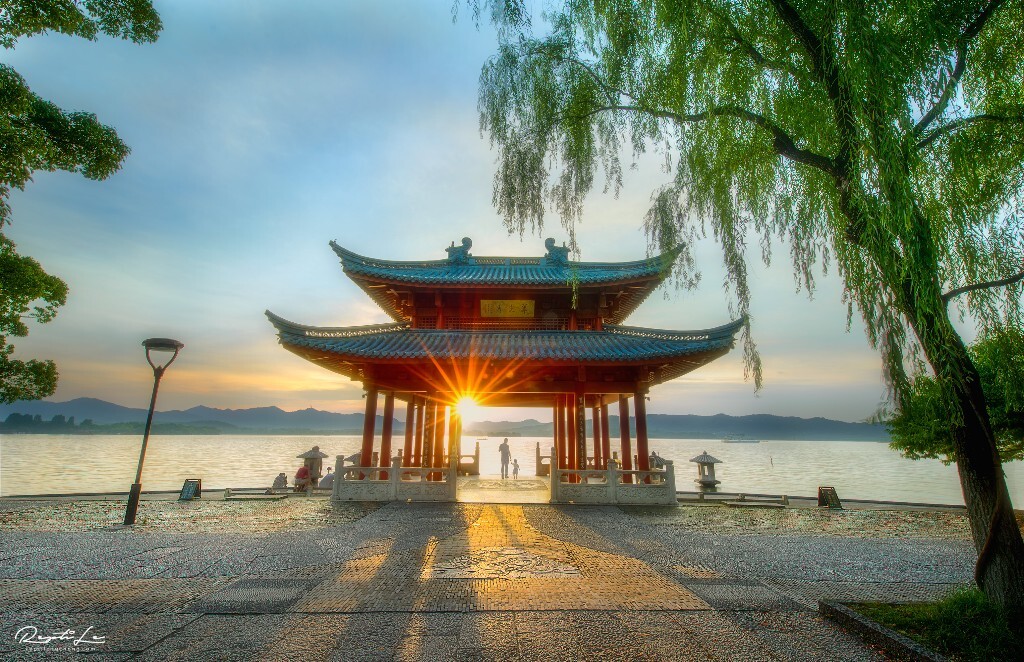 首次合成如此大光比的图片，手动堆栈去除人流，天空建筑包围五张，单独人物一张，星芒一张。