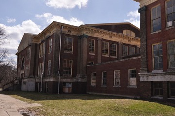 老主楼的另一半，来到这里我才知道为什么这个学校建立了100多年，刚来时我纳闷这么新的学校会有100多年吗，看到这些不再使用的老