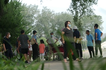 这是台用来制作微型胶片的机器，把原材料放在底下，上面就拍摄下来