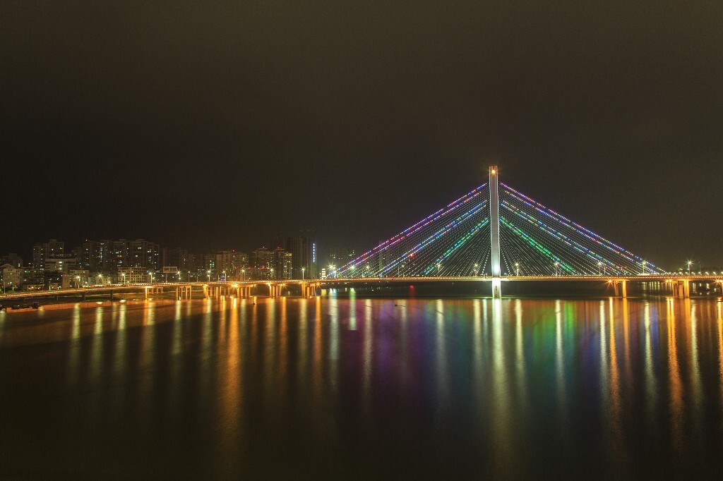 夜色配霓虹，绝配。惠州夜景。