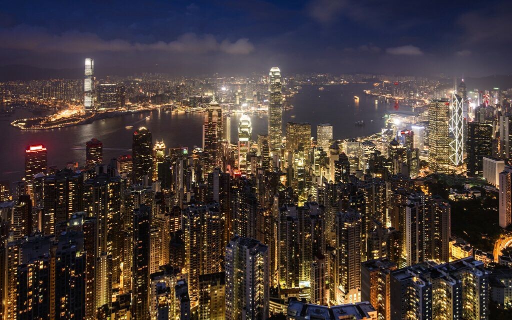 远眺维多利亚港湾，她蜿蜒的曲线隐匿于钢筋铁骨的丛林，魅力香港。
