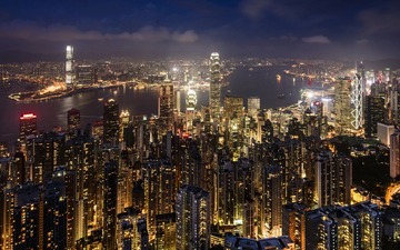 隐匿钢筋铁骨的忧柔曲线。