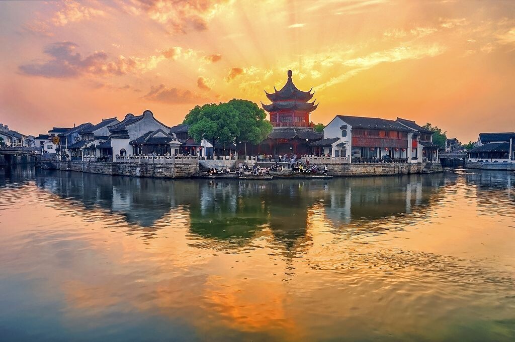一个人，巷路里转了两个小时。老街里人文故事虽多，但对于偏爱风光的我也无从拍起。置身于喧嚣嘈杂的七里山塘老街之外的一角落，静候夕阳西下，哪怕西天只有一抹余晖也会给我带来丝丝惊喜。