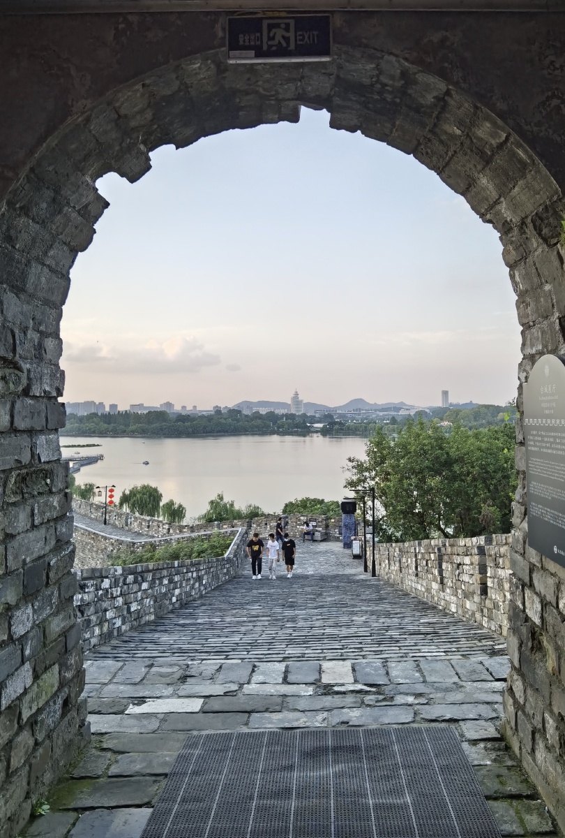 解放门俯瞰玄武湖