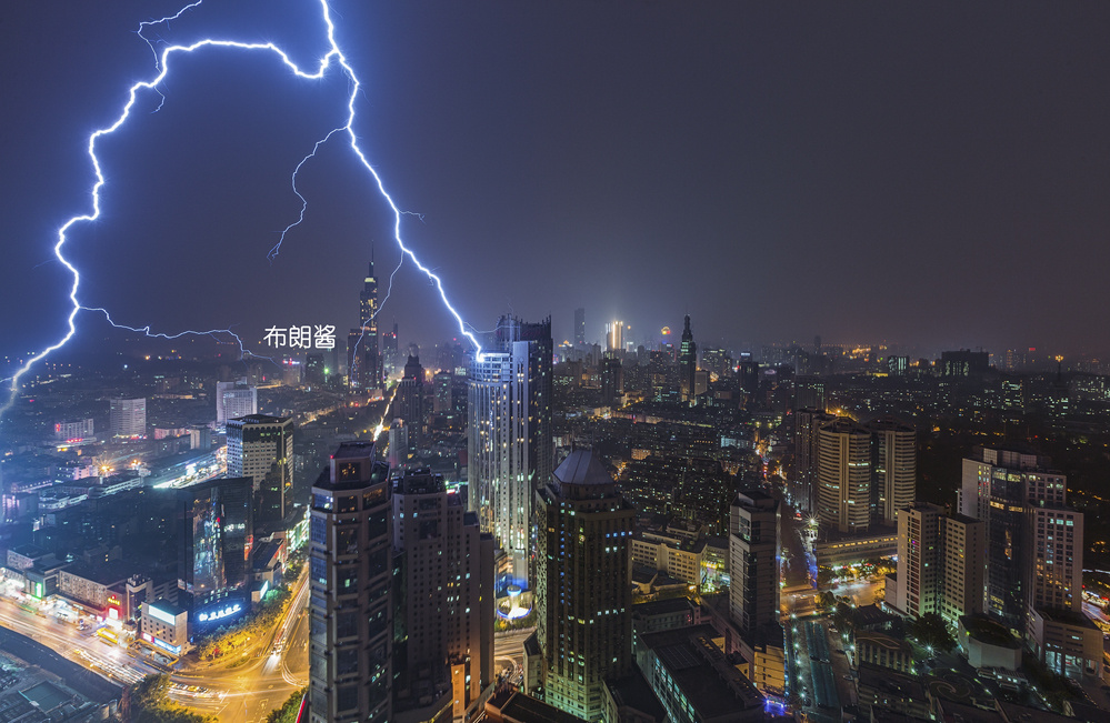 55层楼顶，刺耳的闪电瞬间照亮了夜空，打在前面不到50米远的楼窗户边上，那一瞬间头发被吸的竖了起来，耳朵边上兹拉兹拉作响，下来后才发现避雷针就在旁边，确实危险，幸亏关闭了手机。结下两位生死之交<a href="https://tuchong.com/25600546/" target="_blank">@阿磊哥</a> @云栖白下 