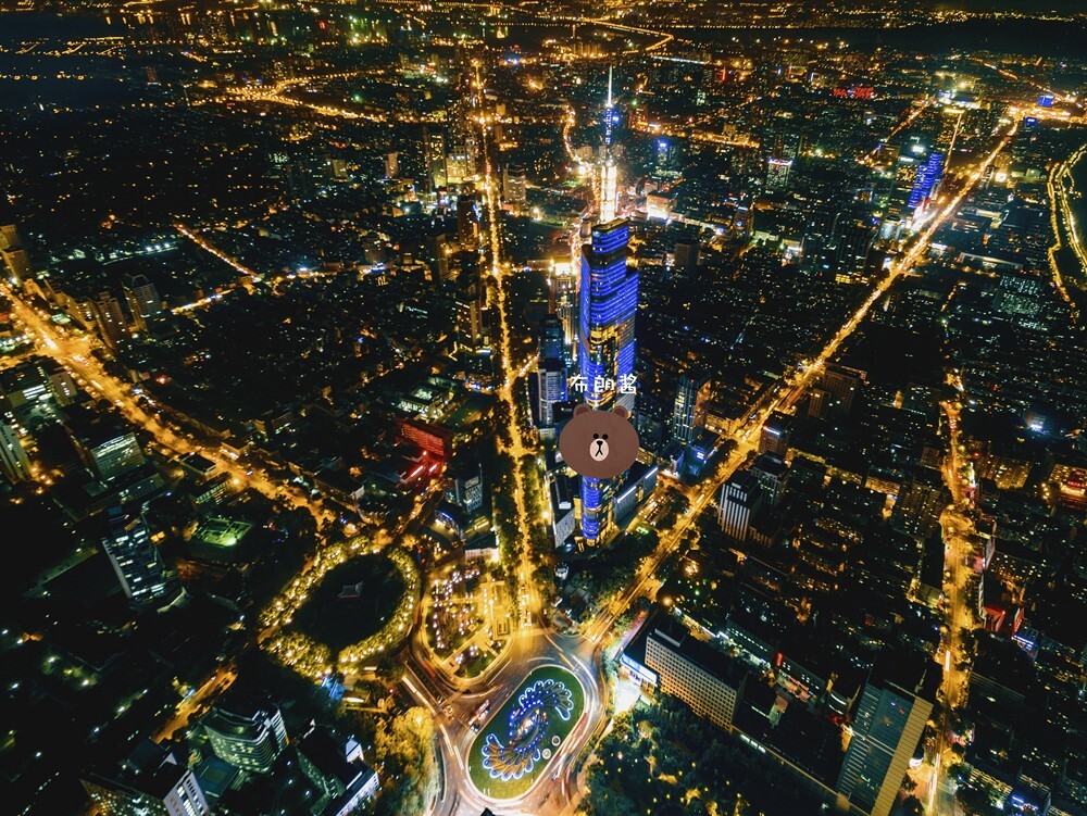 11月3日下午五点,南京,晴。送完当天最后一份美团外卖,布朗酱便骑着公司的电瓶车风驰电掣的赶往不远处南大的工棚,那里,他曾经的工友早已等候多时。看见布朗酱来了,工友门围了上来,为首的黑胖子男人从兜里掏出了一个小型无人机递给了他,“这是大伙的一片心意,收下吧”,眼眶湿润了,布朗酱没有哭,五年桥洞的生活已经把他打磨的更加坚强,“别忘了阳光十六法则!一个小个络腮胡子男喊了一句!“对”工友门一齐附和道。布朗酱点了点,默念这在江湖失传已久的般若秘籍,消失在了夜幕中。打开*米手环,与飞机连接,金色的logo不时闪亮着,让这架价值高达2000多元的飞机彰显着尊贵,升空!巨大的气流让旁边跳广场舞的大爷大妈摇摇晃晃打起了醉拳,可是无人敢上前阻拦,刺耳的马达轰鸣瞬间让无人机脱离了地心引力直入云霄。抛物线飞行,360度回旋飞行,各种玩法依次排开,吃瓜群众爆发出了掌声,在飞行99分钟,有围观大爷出现劲椎复发的状况后,布朗酱终于安全降落,看着no card的提示嘴角露出了一丝或许只有他自己才能被察觉的微笑。