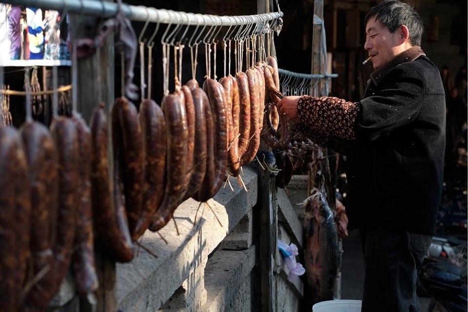 【晒香肠的男人】安昌古镇春节期间家家都自己制作香肠,腊肉等美味