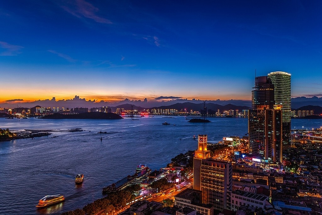 【厦门轮渡】海峡西岸地标性的地点,夕阳西下,繁华褪去,但是夜景将