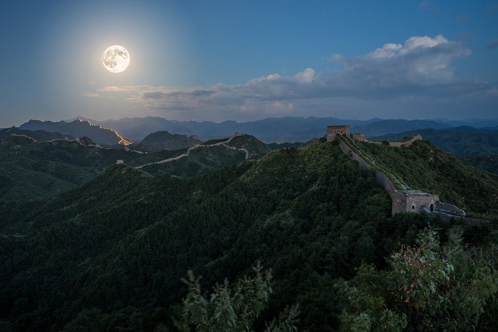 这是草原周末的尾声,在回京的路上我们顺道登上金山岭。当硕大的明月升上夜空,照亮了壮美的万里长城,这一刻,所有的辛苦都值了!
