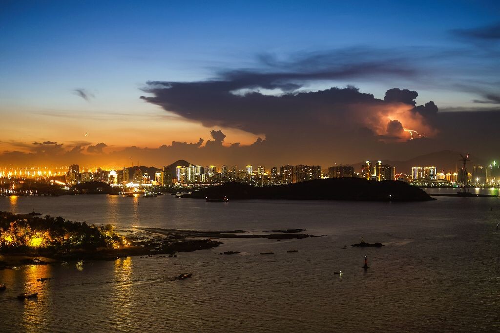 【鹭江夜景】一个小的热带气旋让近期的天气非常的特别,不仅云层漂亮,而且还带来了难得的霞光。就在我拍下霞光准备收起设备的时候,远端的云里突然闪电在云内翻滚,犹如蛟龙一般,于是我再次拿起相机拍下了闪电闪现的画面。<br />
拍摄地点:福建厦门<br />
拍摄器材:富士XT1,35mm<br />
拍摄参数:ISO 200 35.0 mm 0 EV F1.6 1/2.5s<br />
摄影师:黄金酋长<br />
推荐指数:★★★★★