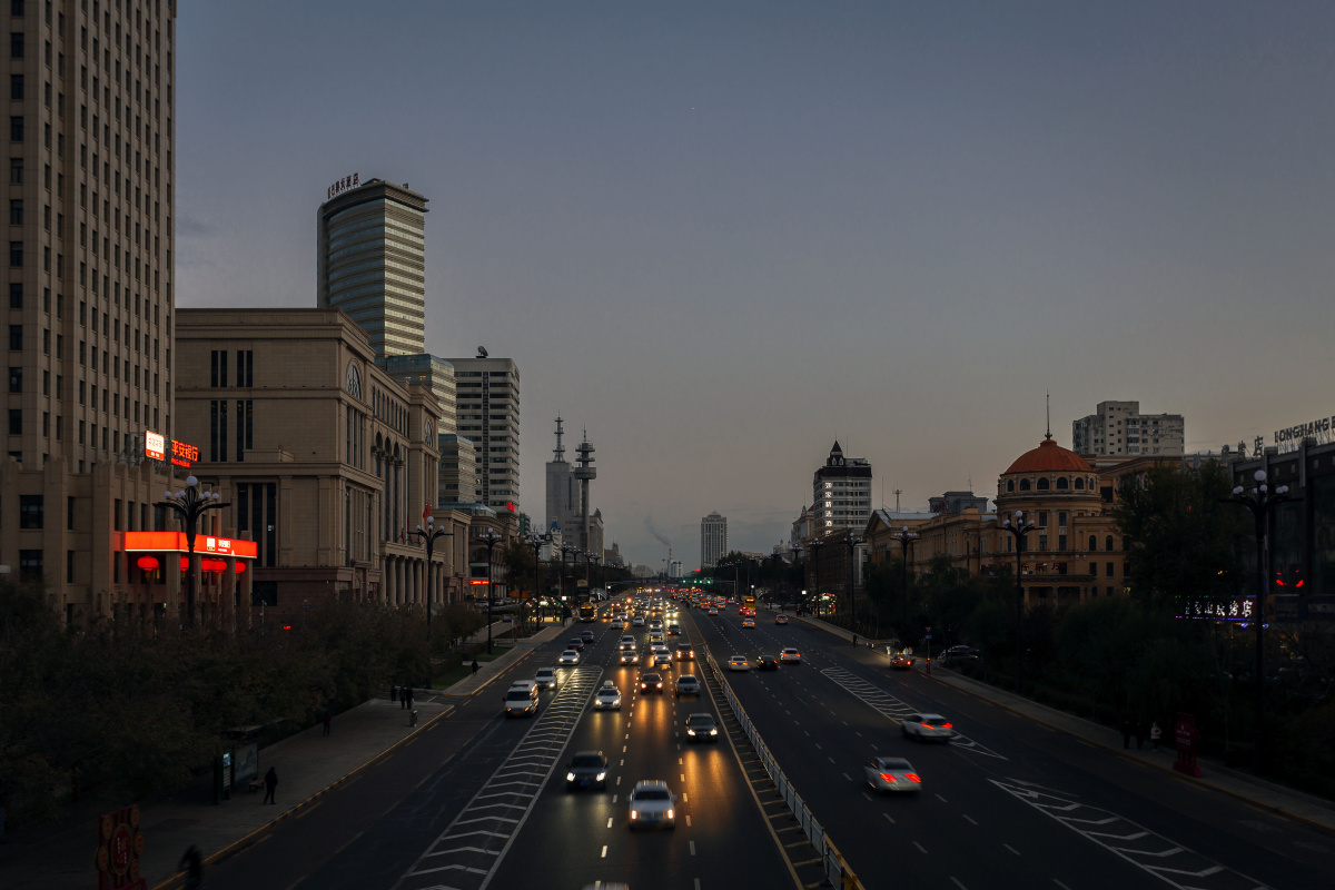 夜幕下的哈尔滨中山路