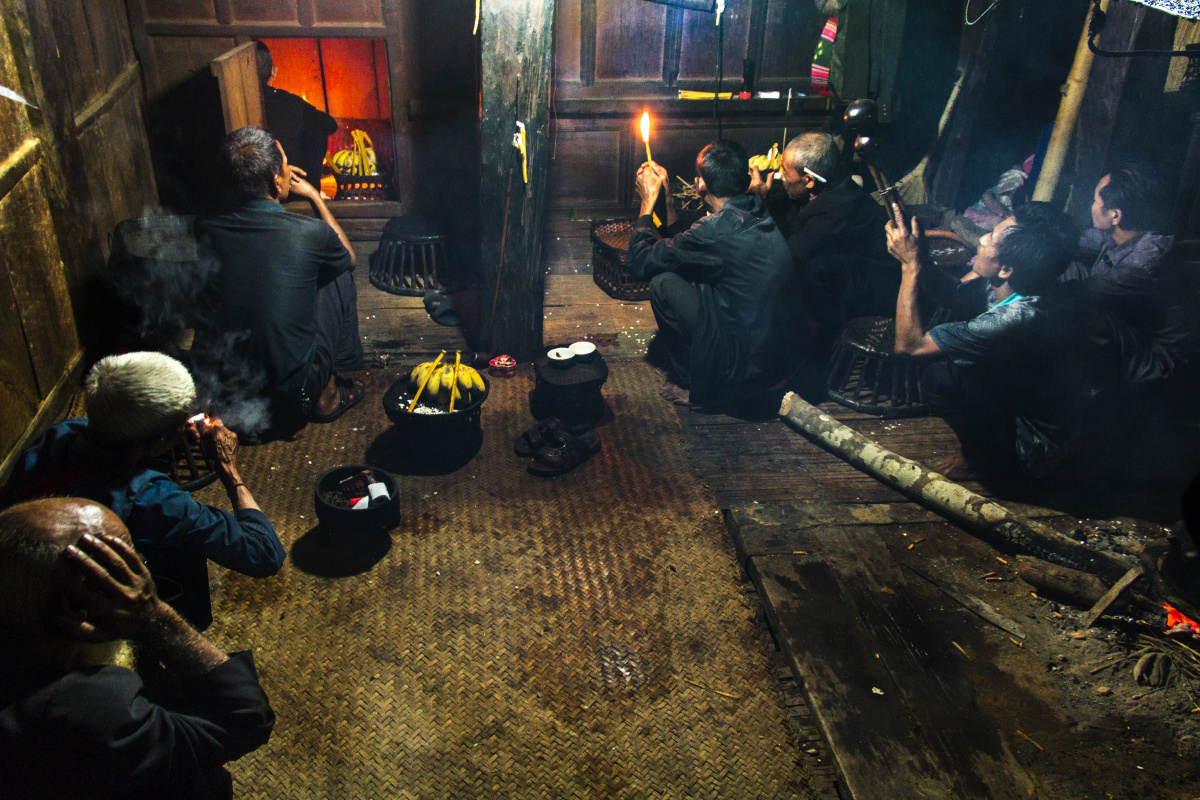 第一天的尾声是吧当天准备的所有祭品都放到祖先的灵位旁边摆放好。