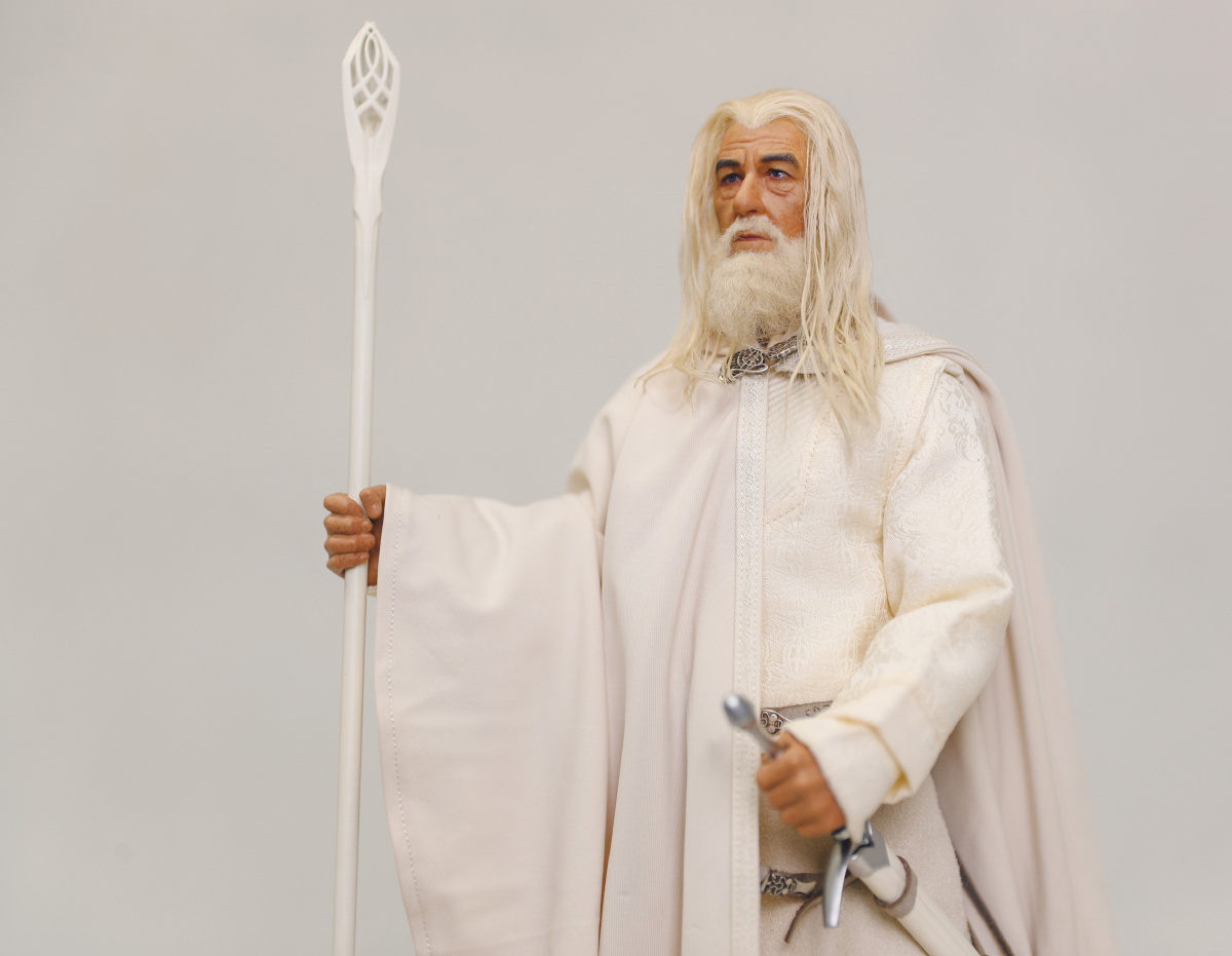 魔戒三部曲的白袍甘道夫,做工非常精致.可以说是是我最喜欢的模型了