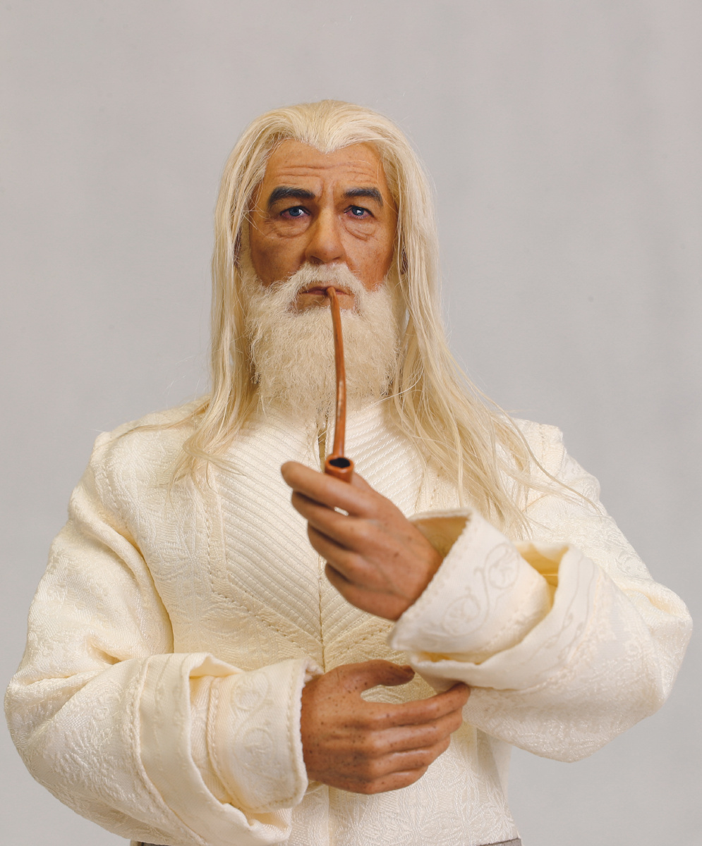 魔戒三部曲的白袍甘道夫,做工非常精致.可以说是是我最喜欢的模型了