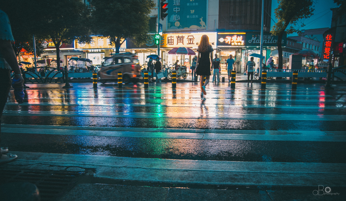 雨夜街头行人匆匆