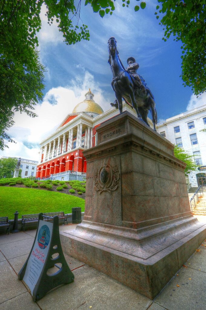 Massachusetts State House. 红色的建筑是马萨诸塞州议会大厦,自由之路(free trail)的起点,雕像貌似是波士顿第一任市长hooker先生