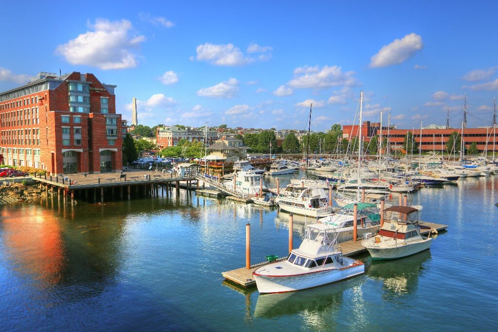 Boston Charles River. 查尔斯河入海口,从这里不远处就会流入大西洋。河岸两旁停满了私人游艇,买一个不是很贵但是每年维护起来却是 一笔可观的费用
